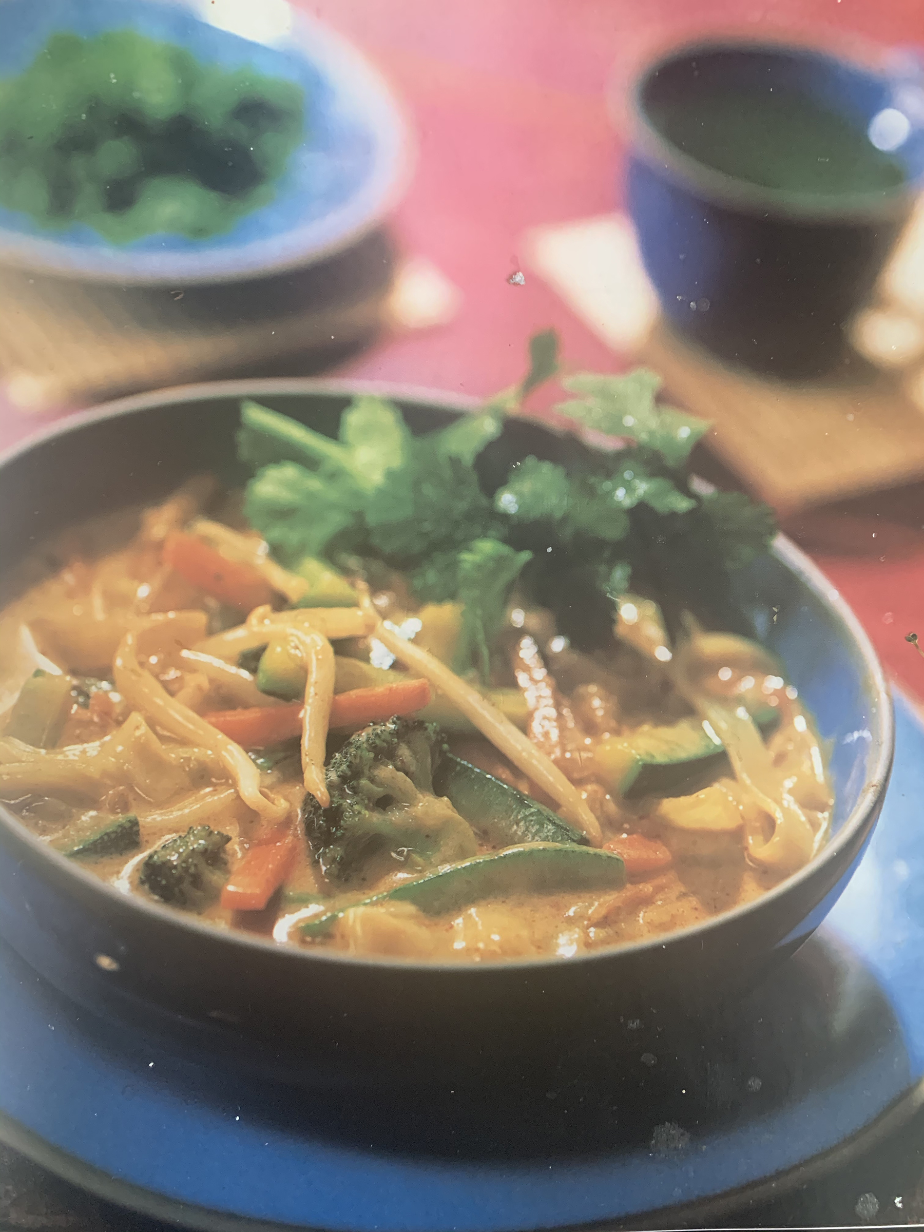 Suppe med grøntsager og nudler